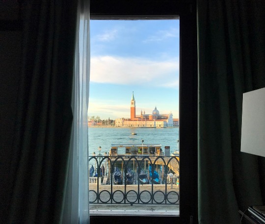 Фото великолепного вида из окна на Сан-Джорджо Маджоре в Венеции