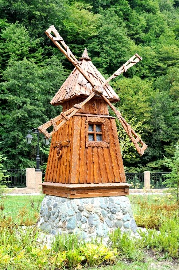 Фото деревянной мельницы в центре Моя Россия