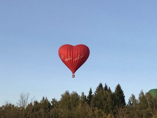Фотография воздушного шара с признанием в любви