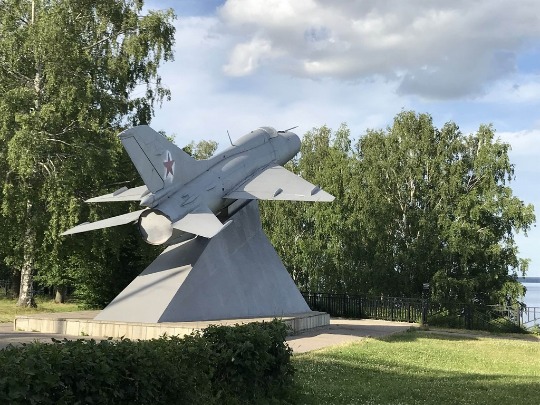 Фотография монумента с самолетом в Чкаловске