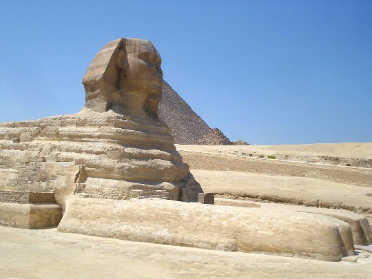 Фото монументальной скульптуры сфинкса в Египте