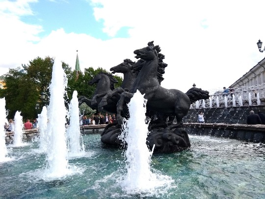 Фотография фонтана кони в Москве на Манежной площади