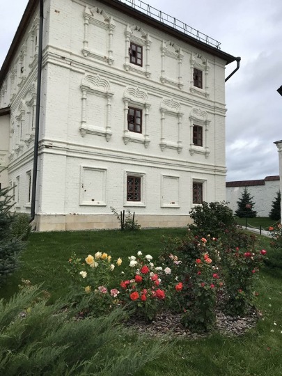 Фото Братского корпуса в Свияжском Успенском монастыре