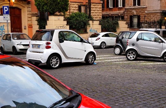 Фото популярных смарт авто на улицах Рима