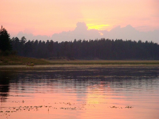 Фотография алого заката над озером в Нижегородской области