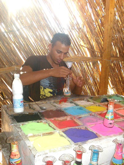 Фото изготовления египетских сувениров из цветного песка