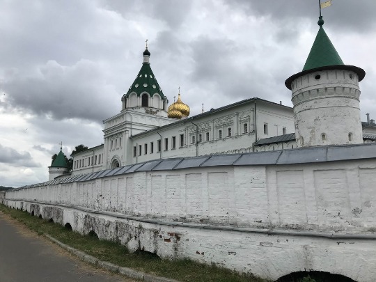 Фото мужского Ипатьевского монастыря в западной части Костромы