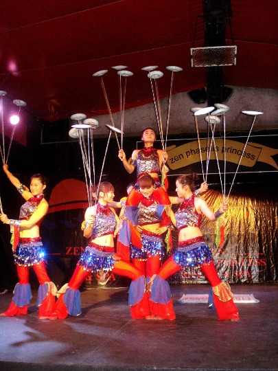 Фото выступления артистов китайского цирка в Турции