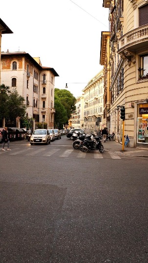 Фото с оживленной улицы Рима