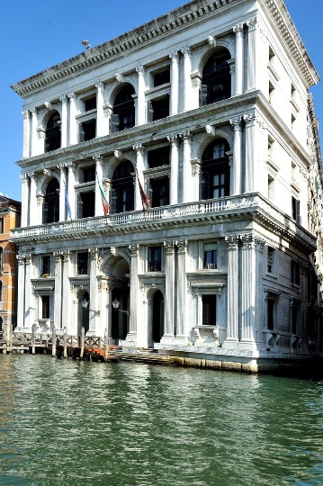 Фотография средневековой архитектуры Венеции вдоль Гранд Канала
