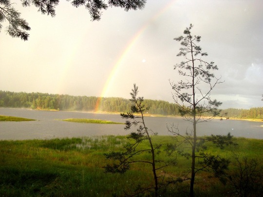 Фото двойной радуги над озером Унзово после дождя