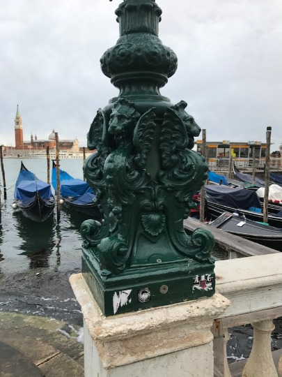 Фото чугунной скульптуры на пристани в Венеции