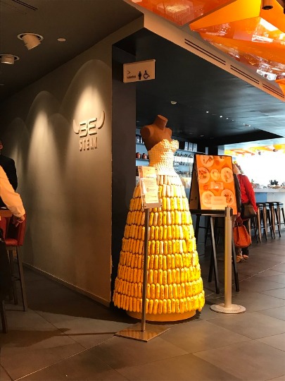 Фотография креативного платья из пирожных в кафе Милана