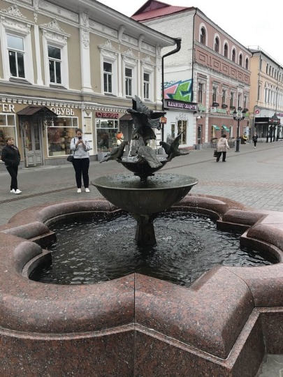 Фото фонтана с голубями на улице Баумана в Казани