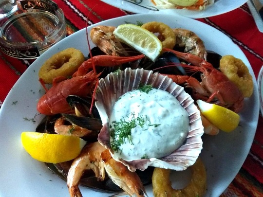 Фотография ужина из свежих морепродуктов в кафе Болгарии