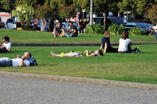 Фото отдыхающих людей в Берлине