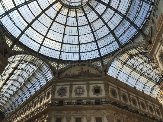 Фото из торговой галереи в центре Милана