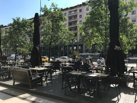 Фотография летнего кафе в солнечный день в Милане