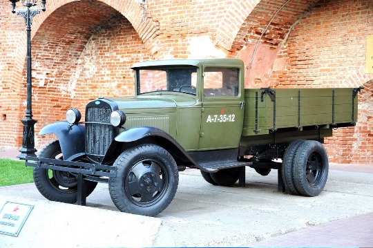 Фото грузового автомобиля ГАЗ-АА на выставке в Нижнем Новгороде
