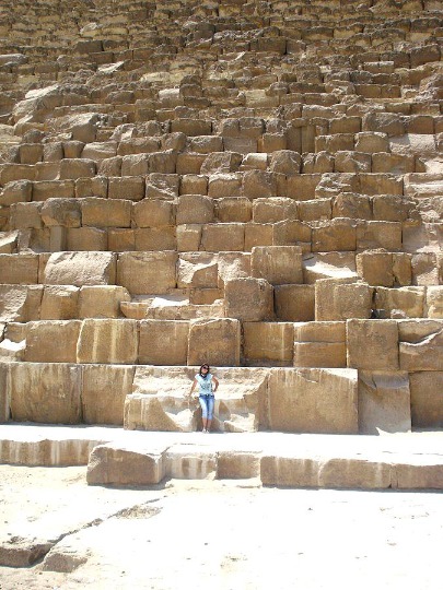 Фотография огромных блоков пирамиды Хеопса