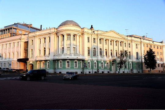 Фото медицинского университета на площади Минина и Пожарского