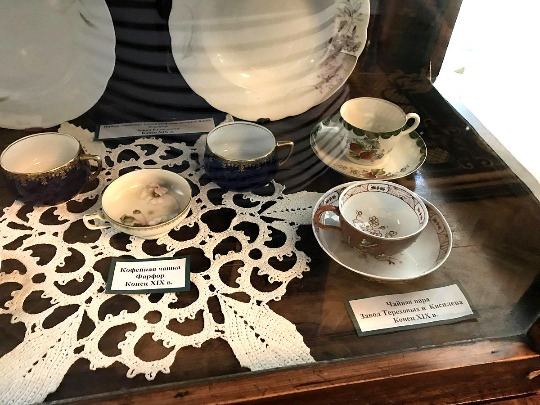 Фотография старинной посуды из фарфора в музее города Тетюши