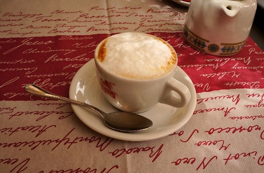 Чашечка ароматного капучино в кафе Рима