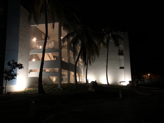 Фотография вечернего отеля на Кубе