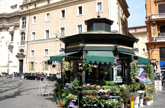 Фото цветочного киоска в Риме