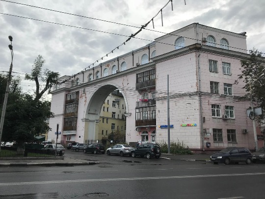Фото дома с аркой на красной площади в Ярославле