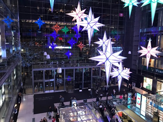 Фотография рождественских огней в торговом центре в Нью-Йорке