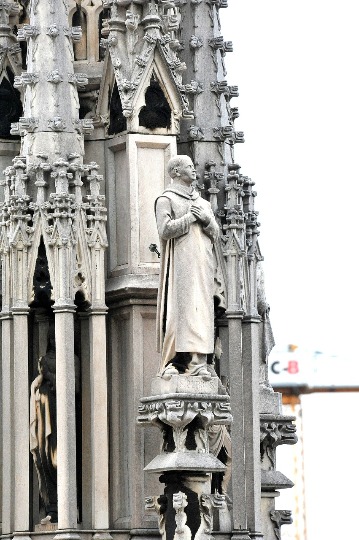 Детальное фото архитектуры собора Дуомо в Милане (5)