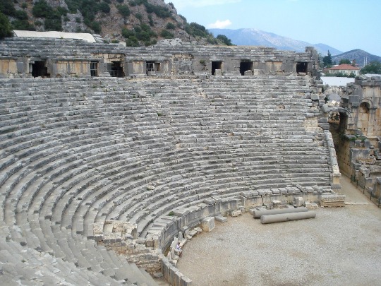Фото сохранившегося древнего амфитеатра в Мире