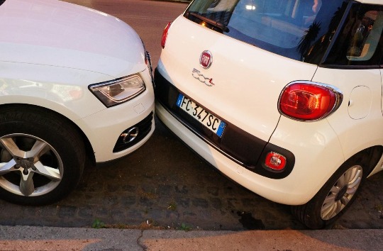 Фото с паркинга на итальянских улицах Рима