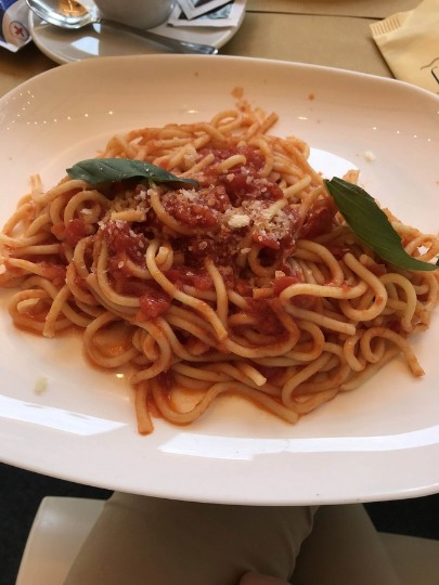 Фото итальянских спагетти на обед в Милане
