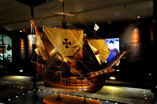 Фото модели коробля в музеи Генуи