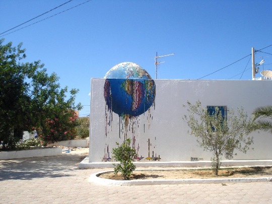 Фотография работы уличного художника в квартале Джербахуд в Тунисе