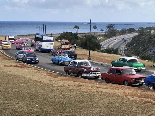 Фото раритетных автомобилей на дорогах Кубы