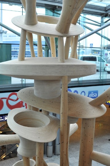 Фото деревянных инсталляций в терминале 2 Вантаа (Финляндия) (1)