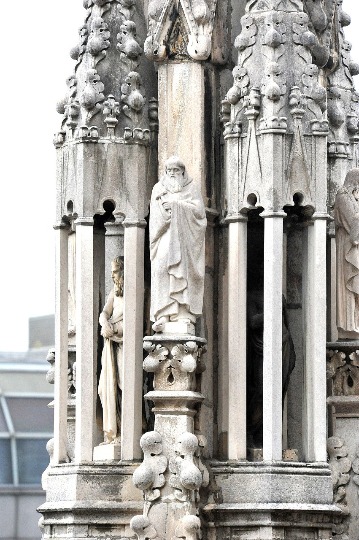 Детальное фото архитектуры собора Дуомо в Милане (4)