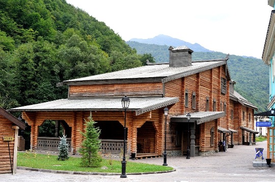 Фото деревянной постройки в павильоне русского севера