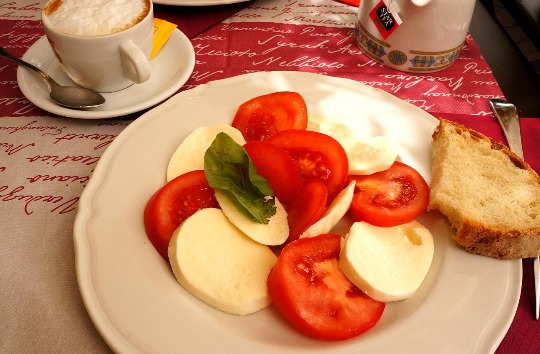 Фото традиционного итальянского завтрака в кафе Италии