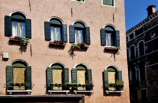Фото фасада старого итальянского дома в Венеции