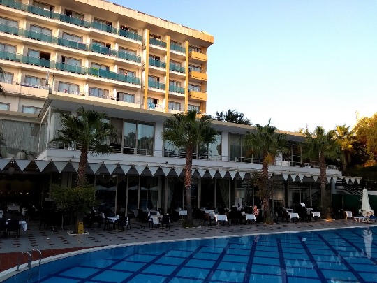 Фотография ресторана у бассейна в турецком отеле Lycus Beach