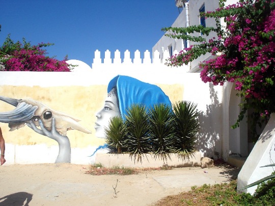 Фотография графитти в квартале Джербахуд в Тунисе