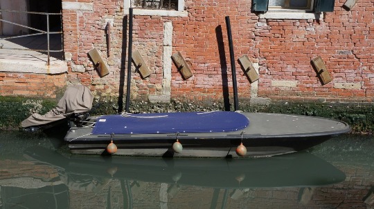 Фото водного транспорта метных жителей в Венеции