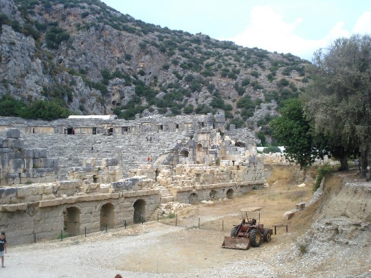 Фотография греко-римского амфитеатра в Демре в Турции