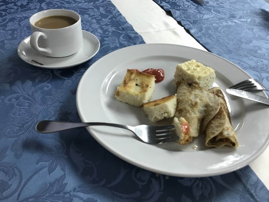 Фотография вкусного завтрака с омлетом и блинчиком на теплоходе