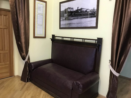 Фотография ретро-дивана в Мариинско-Посадском музее