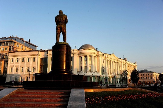 Фото памятника Чкалову в Нижнем Новгороде